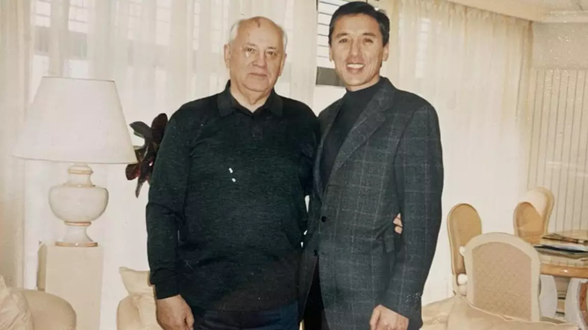 Шешімді кім қабылдады? Болат Әбілов Желтоқсанға қатысты жабық қалған сұрақтарды көтерді