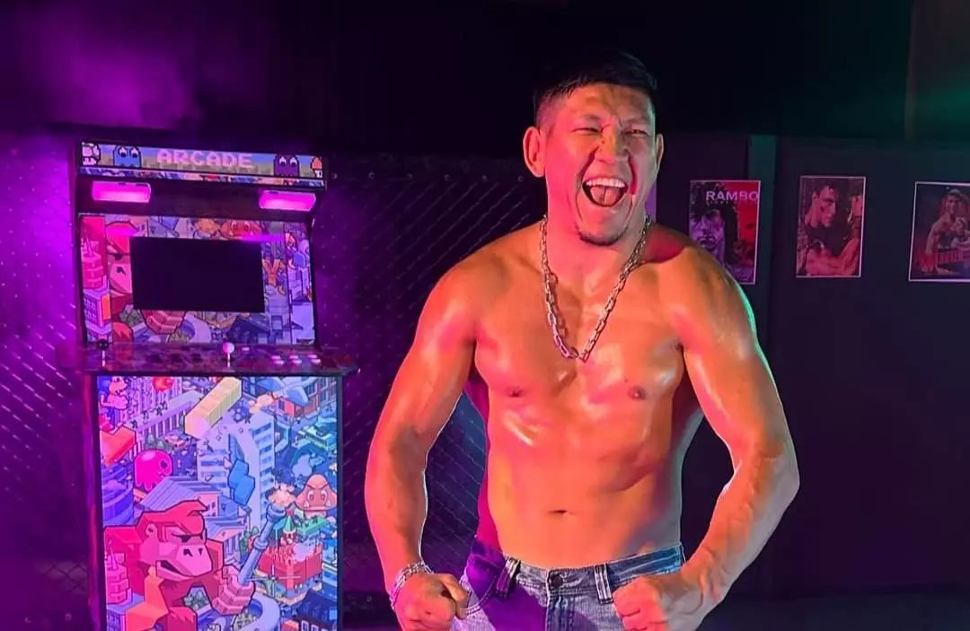 Қуат Хамитов «суперматч» алдында қарсыласпен көз арбасып, мінез көрсетті (ВИДЕО)