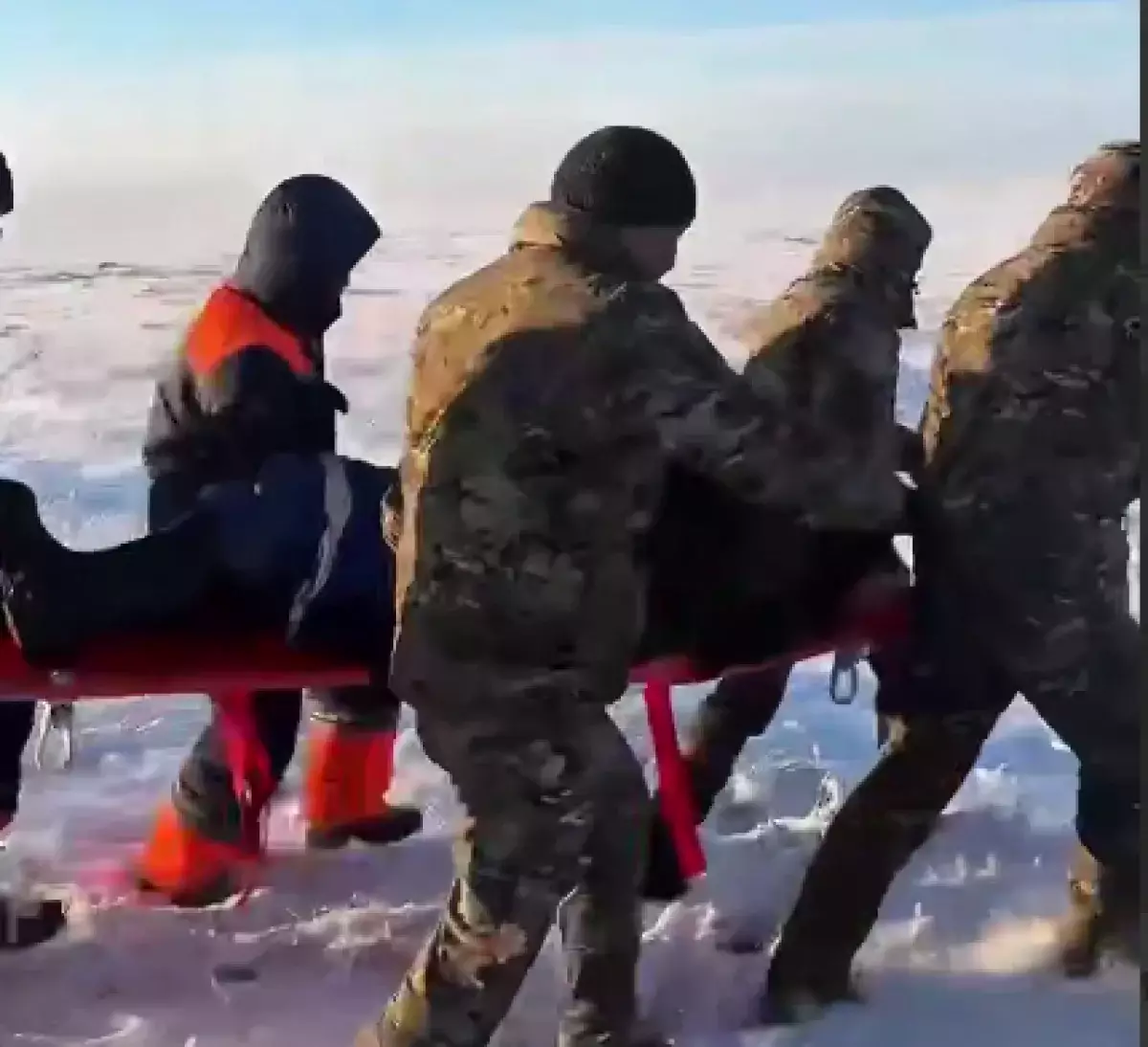 В Улытау шесть человек искали с помощью вертолета, у одного — обморожение