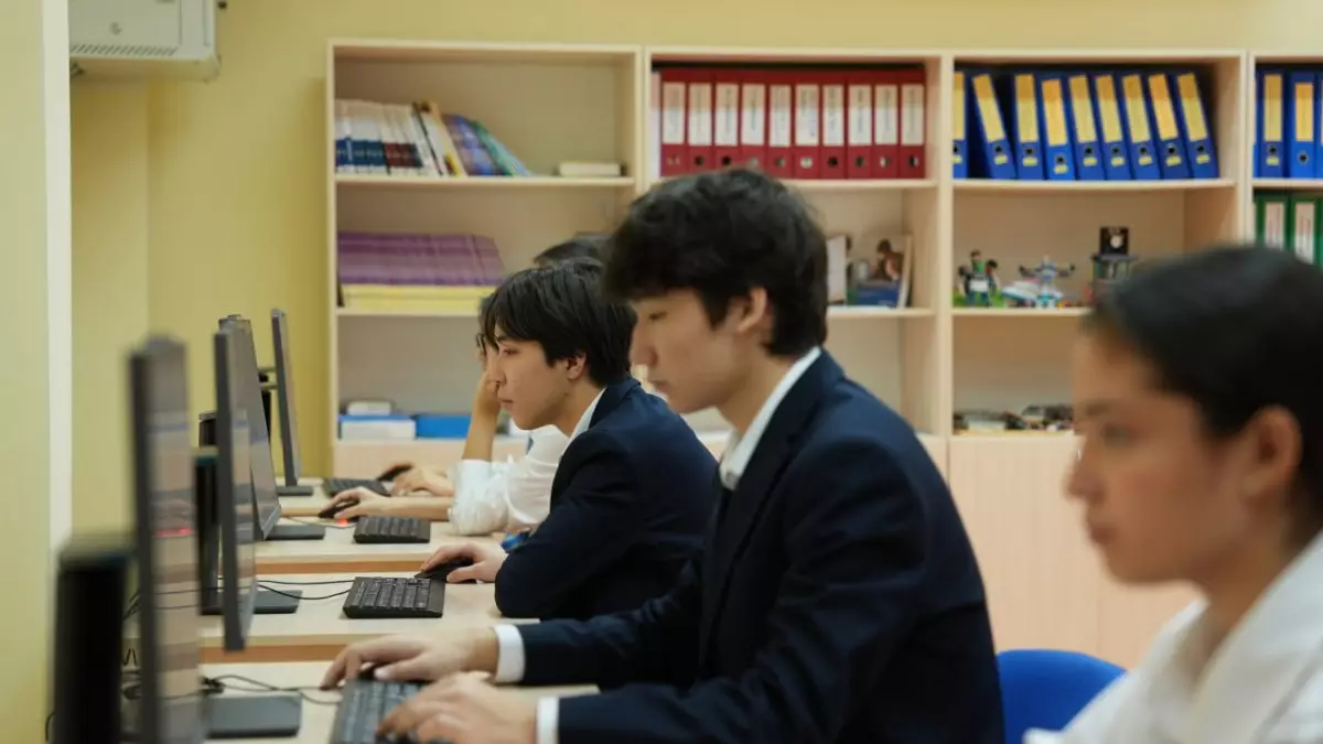 Студенттер мен оқушылар қаржылық тәуекелдерді үйренді