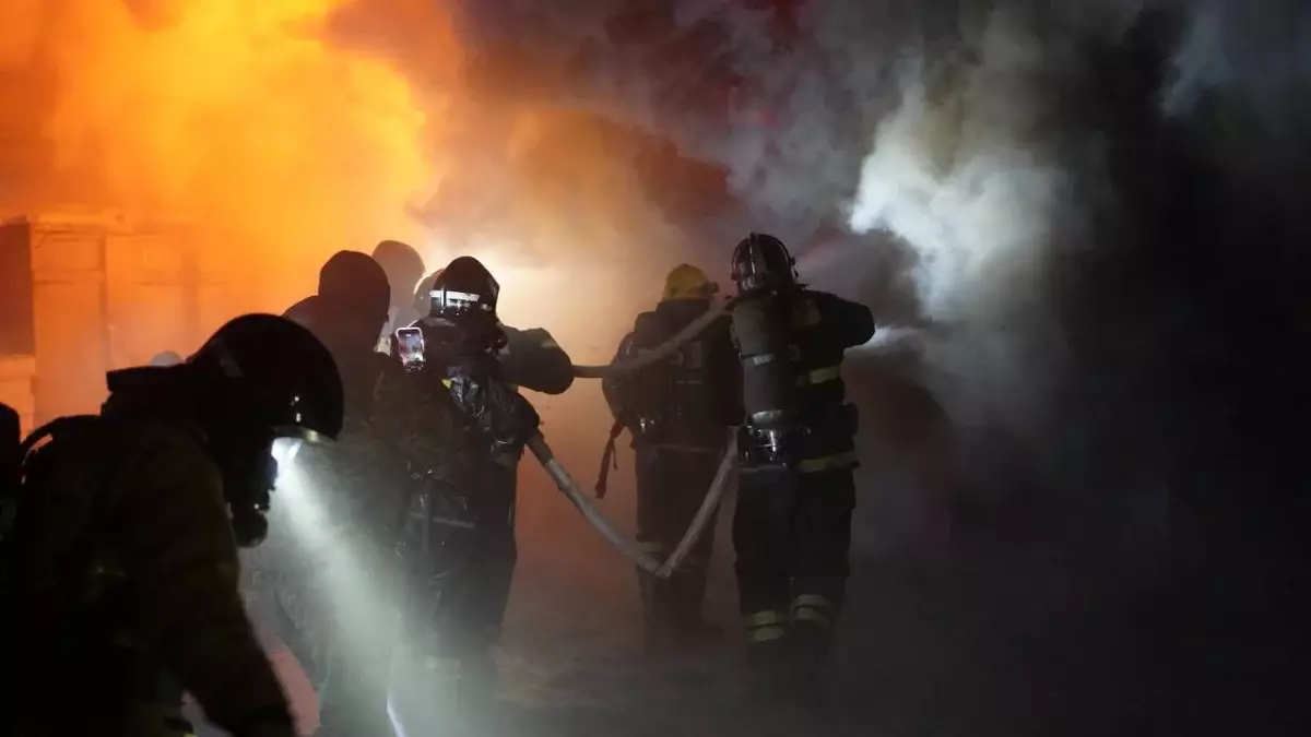 Пожар по повышенному рангу тушили на рынке в Кокшетау