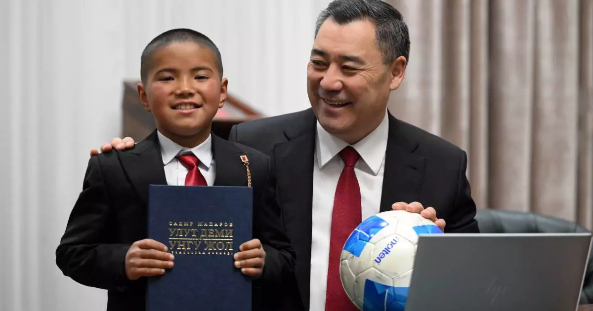  Қырғыз Президенті 4 сынып оқушысына өз телефонын сыйлады (ВИДЕО) 