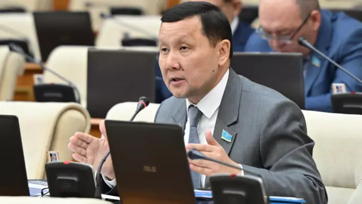 "Әйелдер кісенмен босанады. Операцияны кісенмен жасайды..." - Абзал Құспан түрмедегі сұмдық жағдай туралы бар шындықты жайып салды