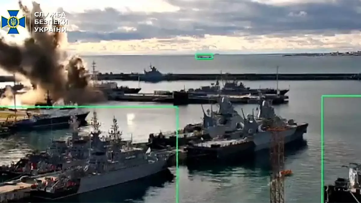 Украина заявила о первой в истории успешной атаке подводным дроном на российскую подводную лодку в Новороссийске.