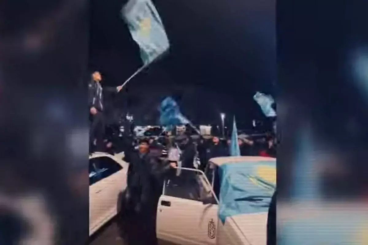 Почему полиция останавливала автомобили с флагами Казахстана, пояснили в МВД