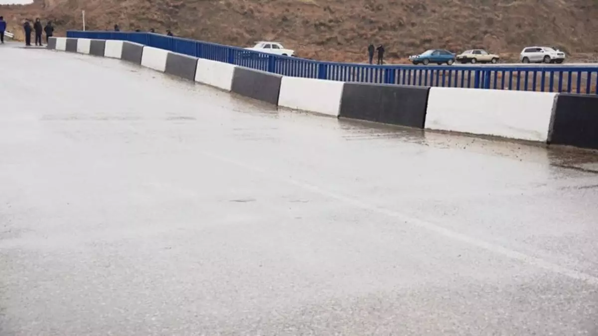 Движение приостановлено: мост пошел трещинами в Туркестанской области