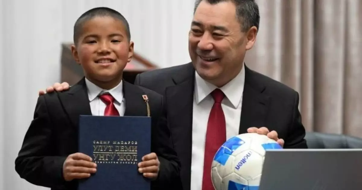  Қырғыз Президенті қалың қарды омбылап сабаққа барған оқушыға өз телефонын сыйлады 