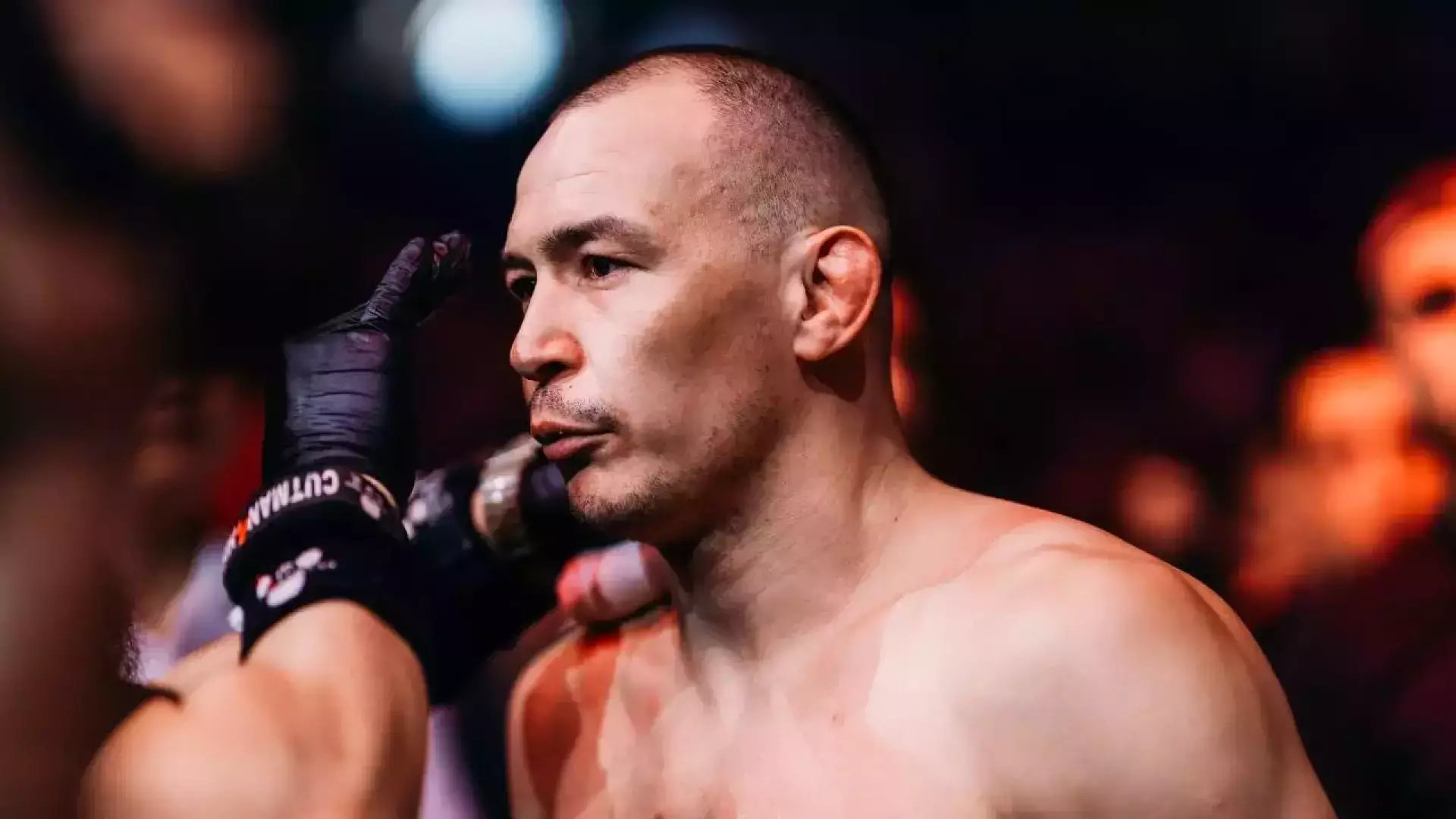 Исмагулова увезли на носилках после травмы в бою с экс-оппонентом Хабиба