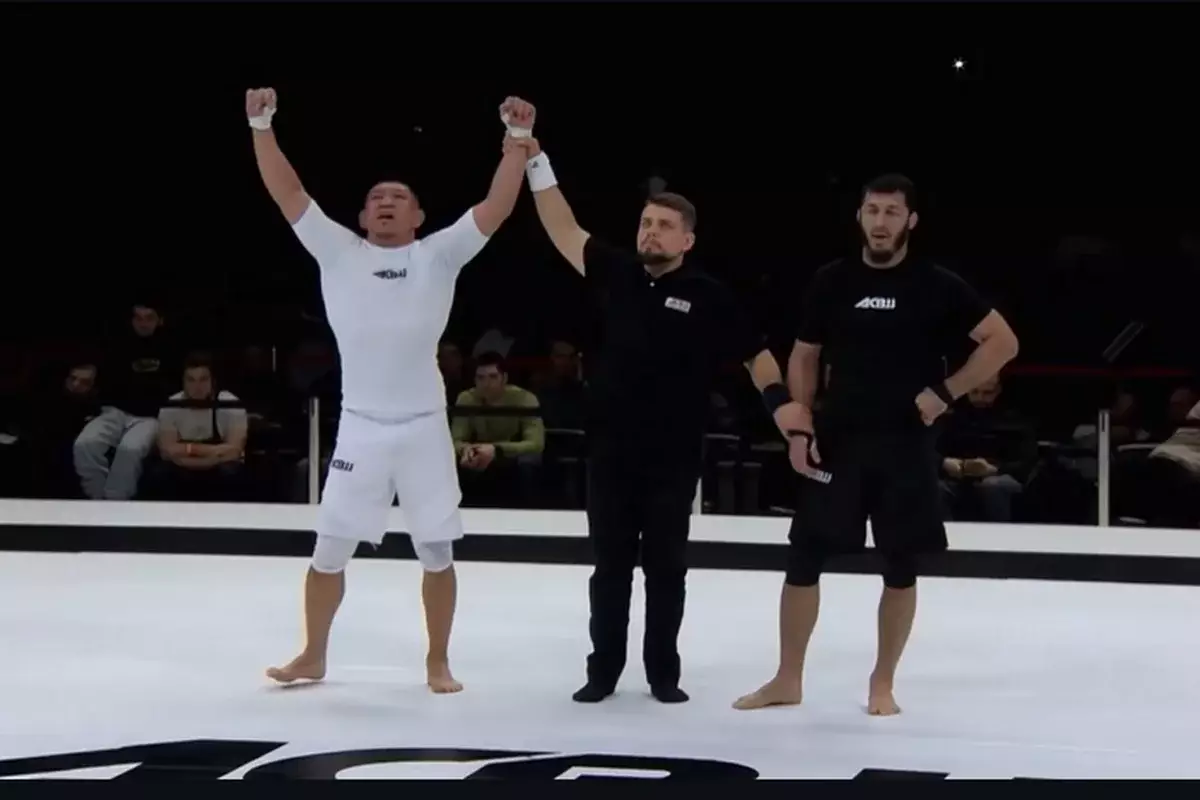 Куат Хамитов после победы на турнире в Москве снова спел в октагоне (ВИДЕО)