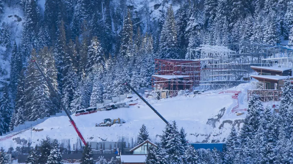 Масштабная стройка на Медеу: как брат депутата возводит турбазу на деньги БРК