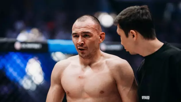 Дамир Исмагулов получил жуткую травму в бою. Его унесли на носилках