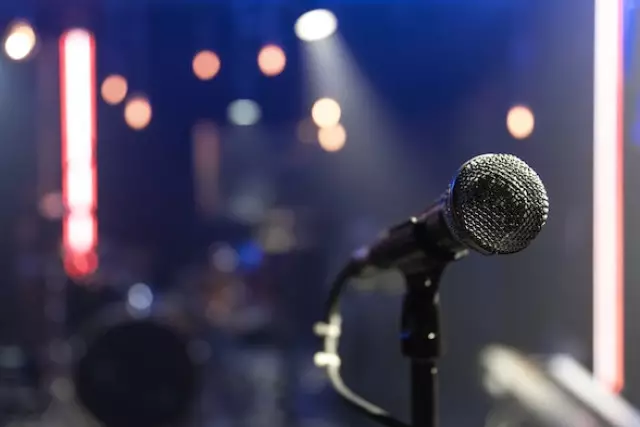 «Ажырасқан әйелдер унитаз секілді, әркім келіп асылады»: Танымал әншінің әйелдер жайлы пікірі сынның астында қалды