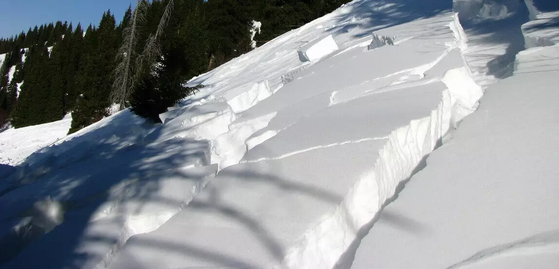 Временно ограничили движение из-за профилактического спуска лавин в ВКО