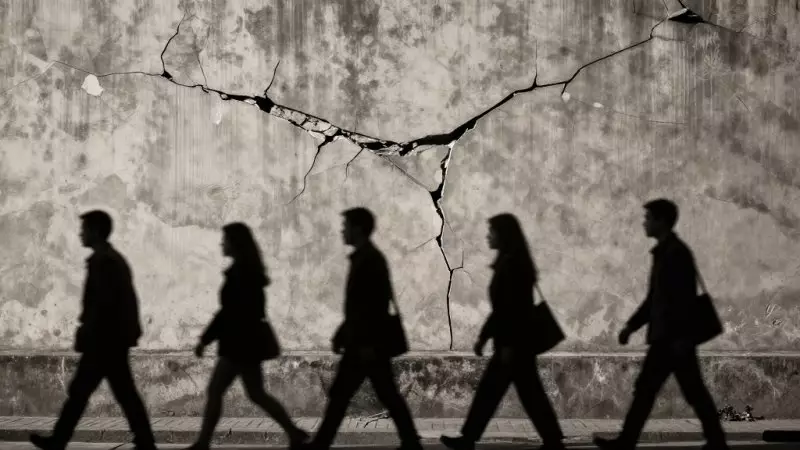 Семьи с детьми рискуют остаться под завалами аварийного дома в Актобе