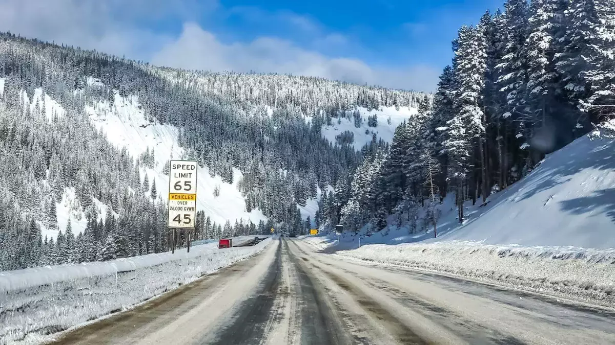 ШҚО-да қар көшкіні қаупіне байланысты тасжолдар жабылды