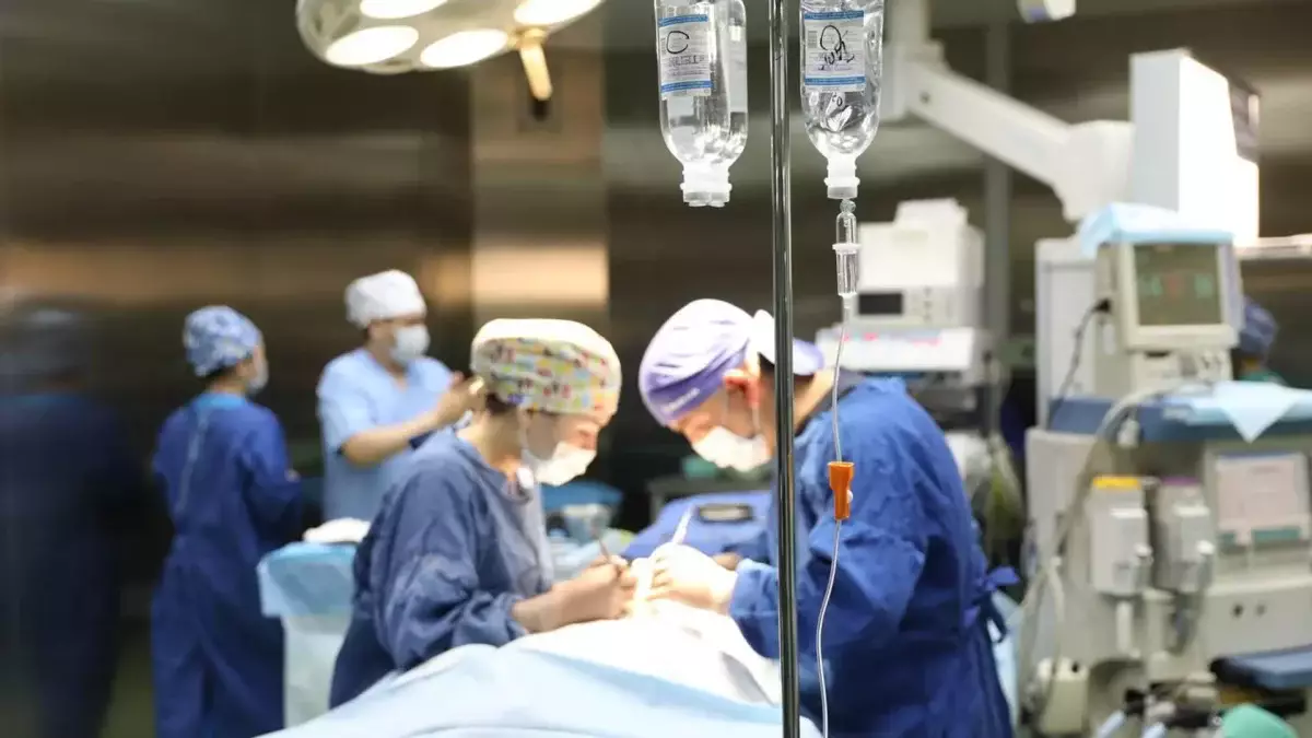 Шымкентте үш жасар бала ойнап жүріп 16 магнит жұтып қойған