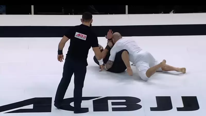 Дамир Исмагулов Мәскеуде жарақат алып, жекпе-жекті аяқтай алмады