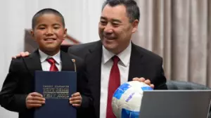 Садыр Жапаров 4 сынып оқушысына  телефонын сыйлады