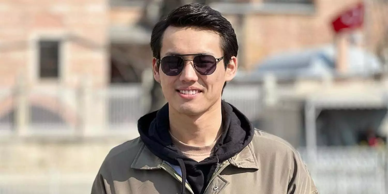 «Адамдар пакет жейді»: Еркебұлан Тоқтар Үндістандағы ауыр шындықты айтты