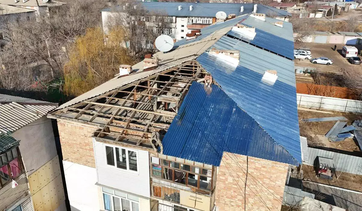 Шквальный ветер сорвал кровли жилых домов: режим ЧС ввели в Конаеве