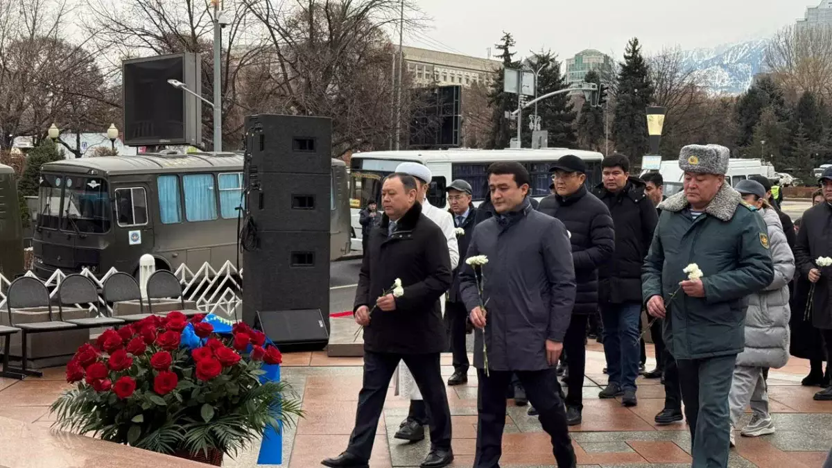 В Алматы возложили цветы к памятнику "Рассвет Независимости"