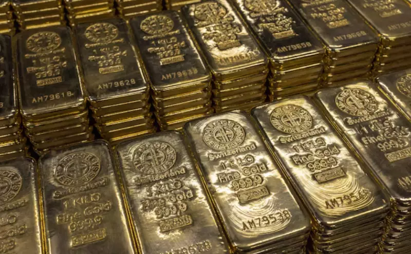 Серебро снова идет к рекорду, пока цены на золото удерживают позиции