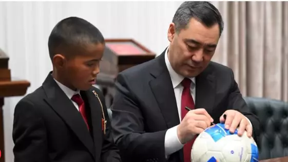 Қырғызстан Президенті қар кешіп мектепке барған оқушыға өз телефонын сыйлады (ВИДЕО)