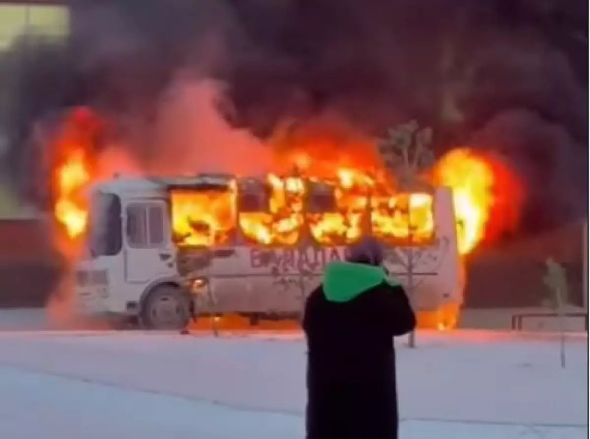 Автобус загорелся на территории школы в Косшы (ВИДЕО)