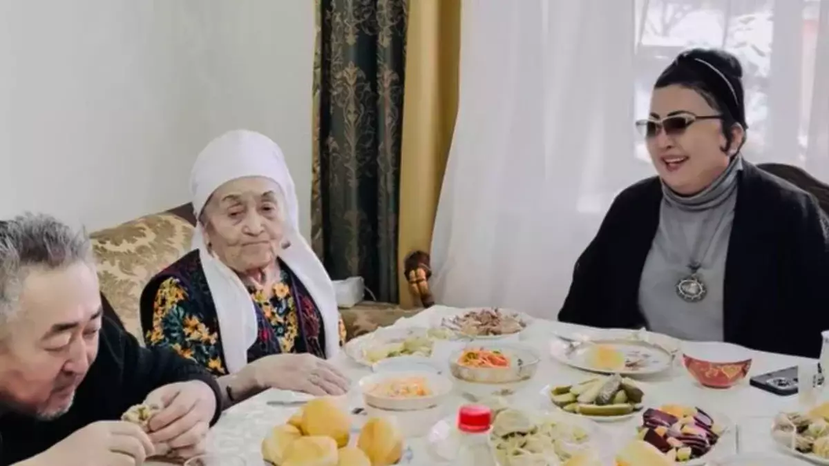 «Қара шаңыраққа келдім»: Қарт анасын көрсеткен Мақпал Жүнісова елдің ыстық ықыласына бөленді (ВИДЕО)