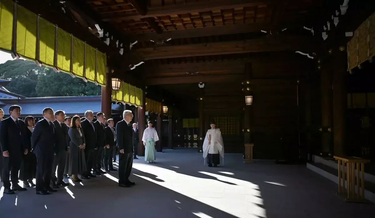 Тоқаев Жапонияда бір ғасырдан астам тарихы бар Мейджи Джингу ғибадатханасын аралап көрді