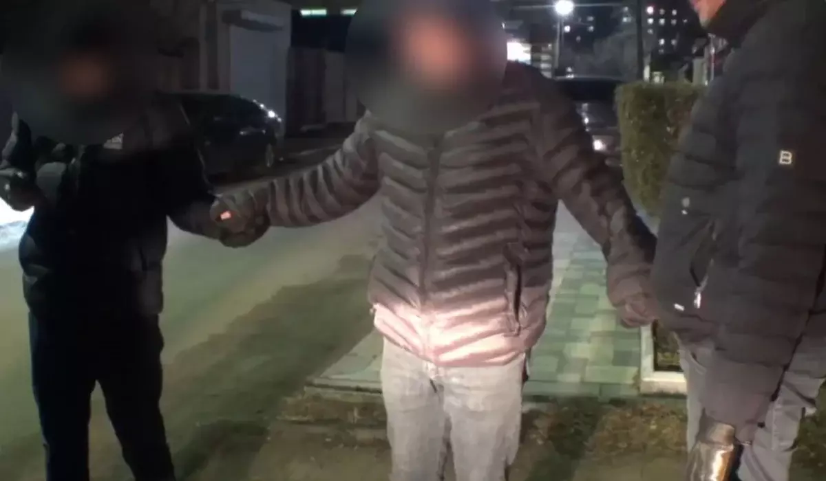 Павлодарда ер адам есірткіні ешкім білмейтін әдіспен жасырып жүрген жерінен ұсталды (ВИДЕО)