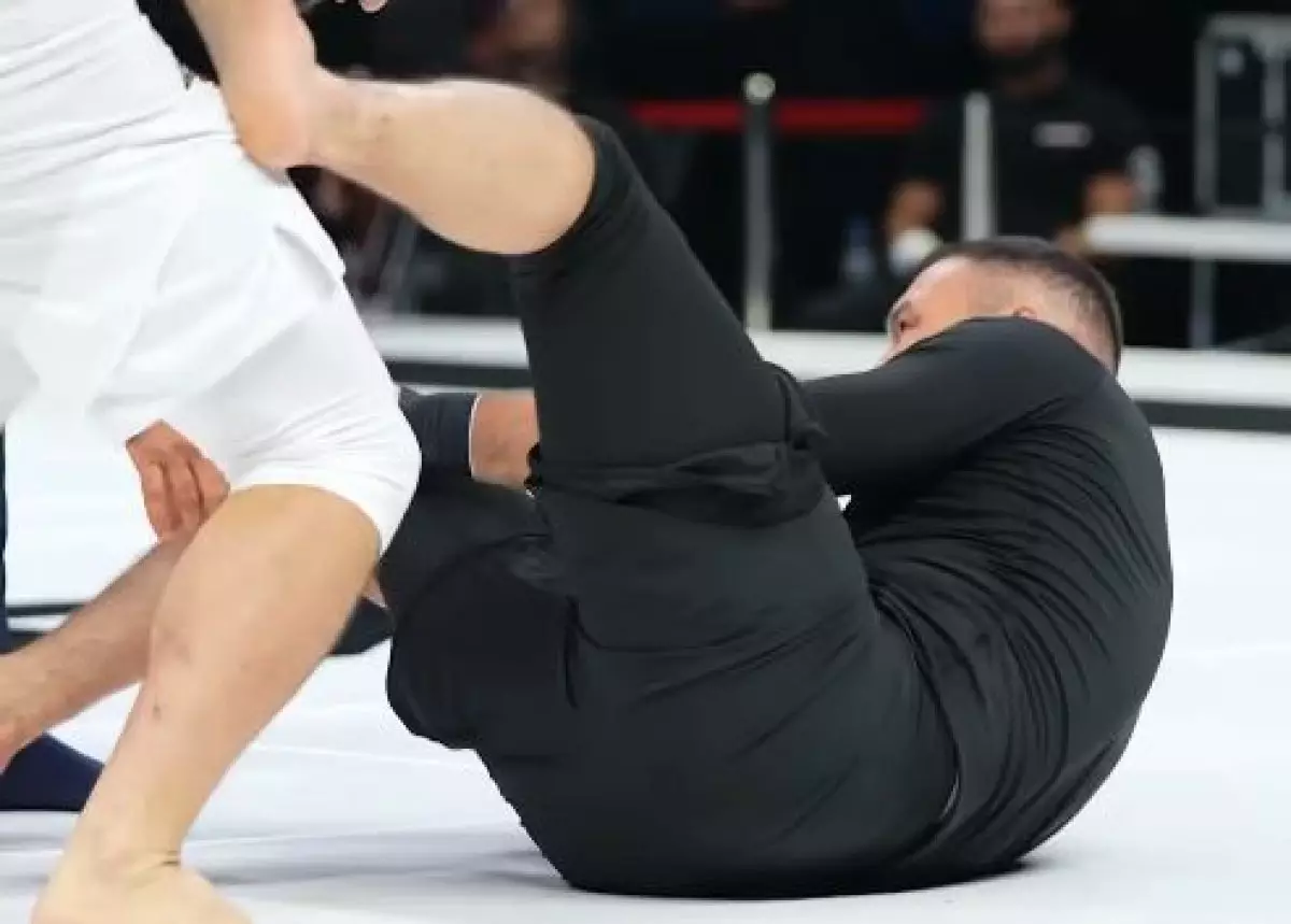 Казахстанского бойца UFC унесли на носилках с ринга (ВИДЕО)