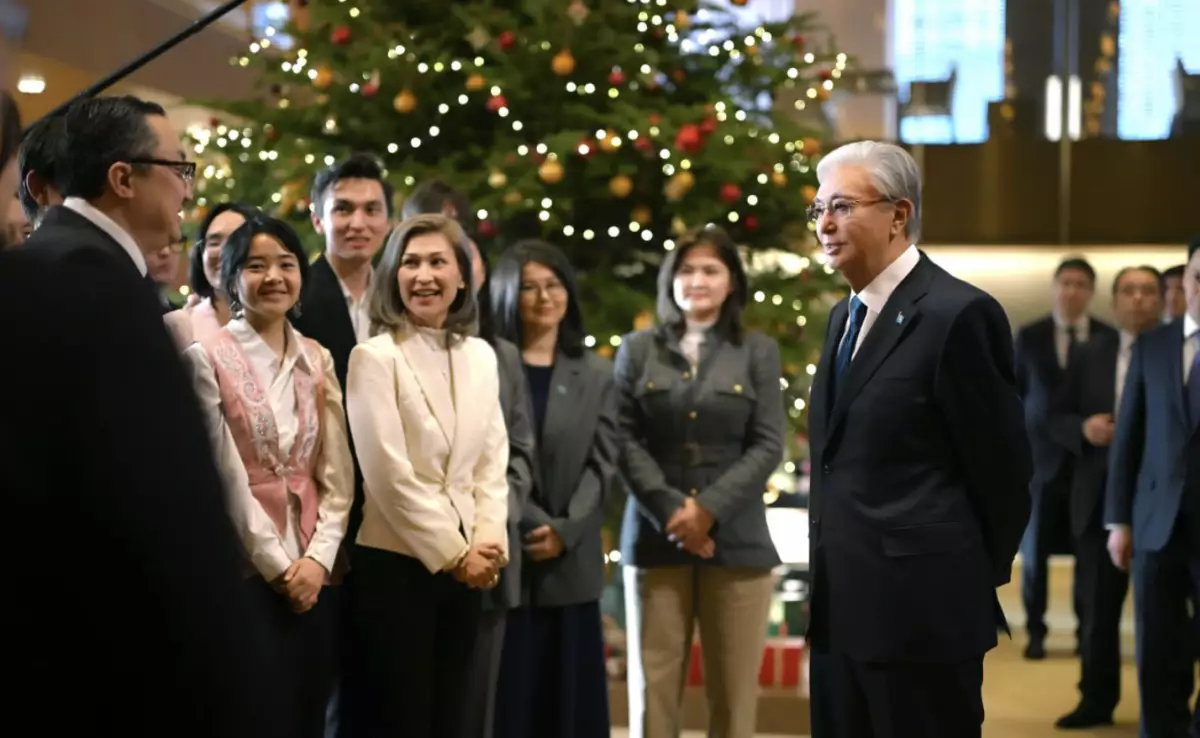 Президент Жапонияда тұрып жатқан қазақстандықтармен кездесті