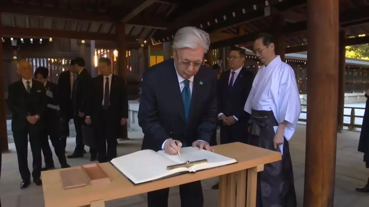 Мемлекет басшысы Токиодағы Мейджи Джингу Синто ғибадатханасына барды