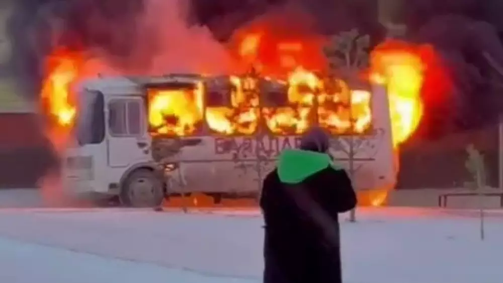 Автобус вспыхнул у школы в Косшы