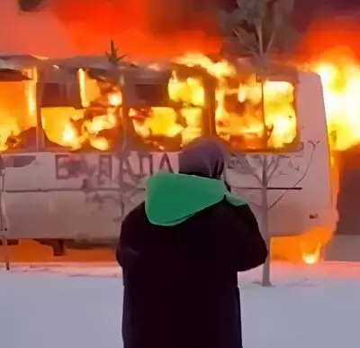 В Косшы сгорел школьный автобус прямо возле территории школы