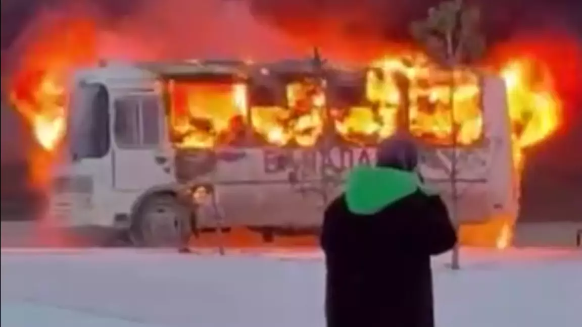 Қосшыда мектеп аумағында жолаушылар автобусы өртенді