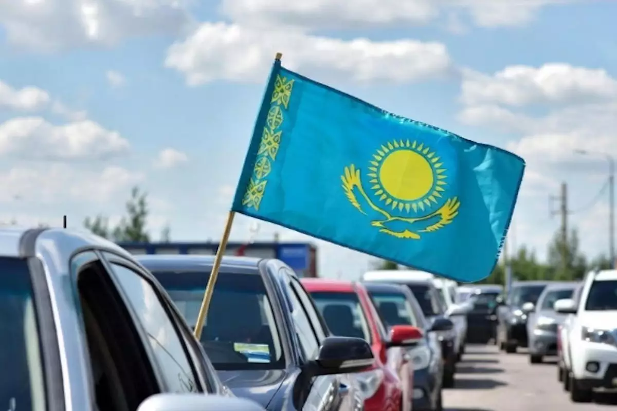 Государственные флаги на авто: Минкультуры сделало заявление