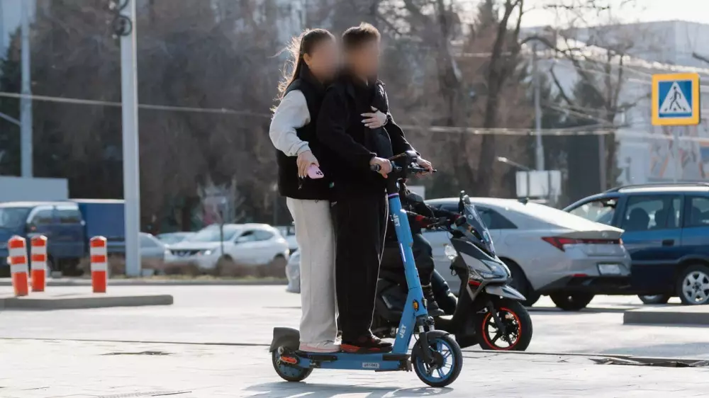 Правила езды на самокатах ужесточили в Казахстане