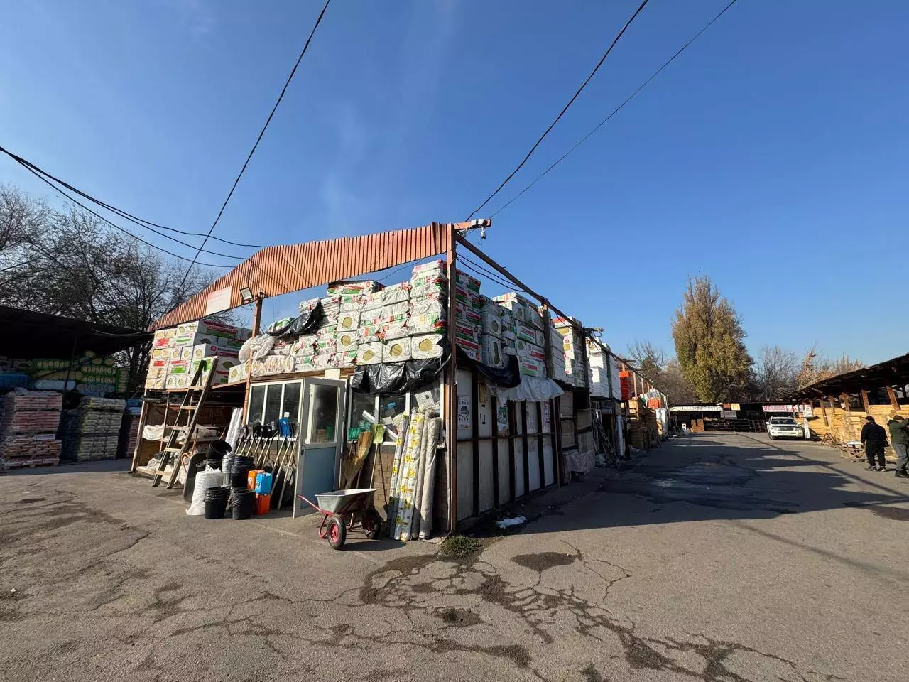 Начали снос незаконного рынка в Алматы