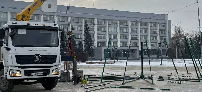 Главную городскую елку начали устанавливать в Семее