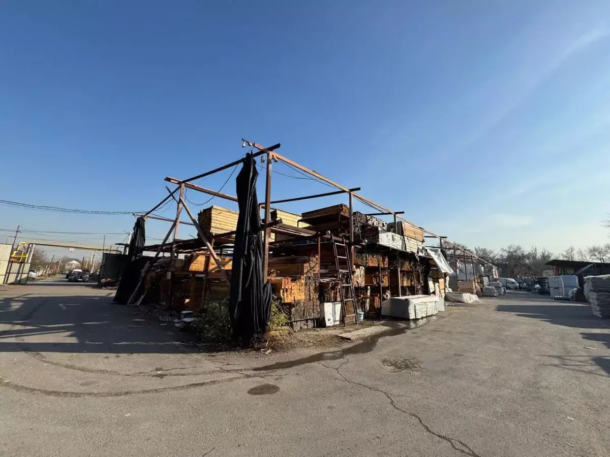 Алматыда заңсыз салынған базар сүріліп жатыр