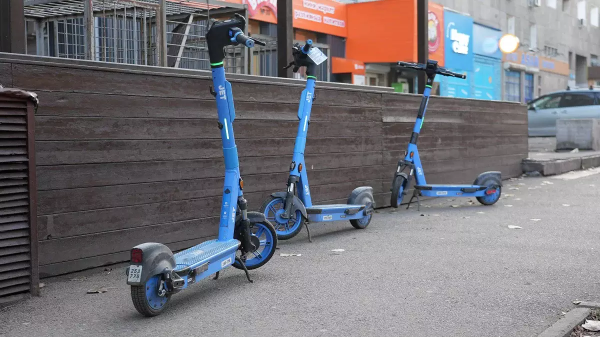 В Казахстане ужесточают правила езды на электросамокатах