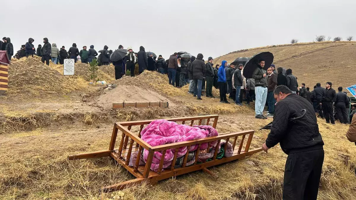 Убитого в школе 10-летнего Кобилджона похоронили в Таджикистане