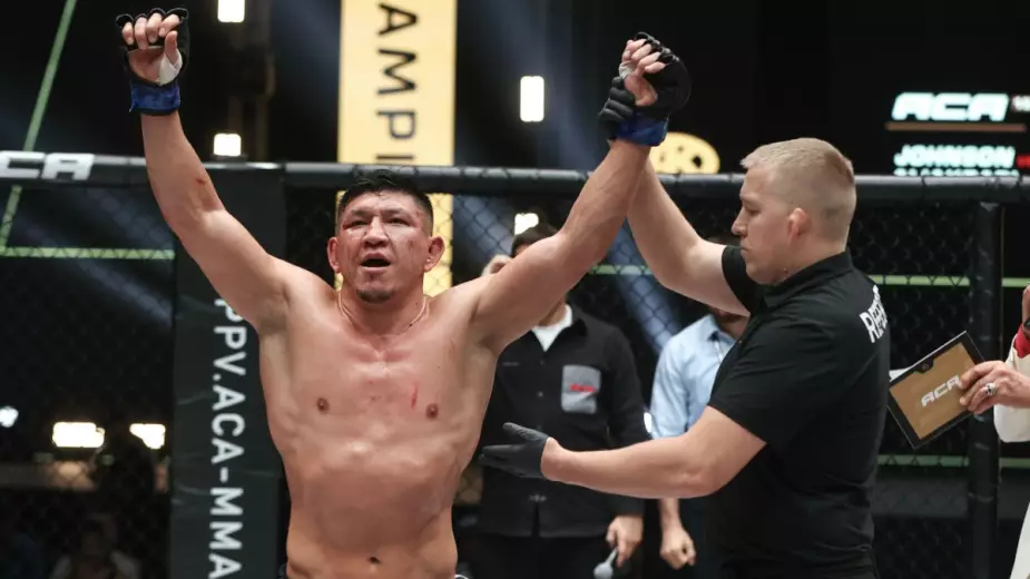 Куат Хамитов спел "Менің елім" после победы на турнире в Москве