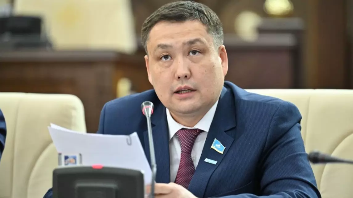 Мұғалім кінәлі: Өзі әскерде болмаған депутат әскердегі тәртіпсіздікке кінәліні тапты