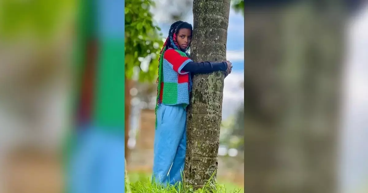  22 жастағы қыз 3 күн бойы ағашты құшақтап тұрып, әлемдік рекордты бұзды 