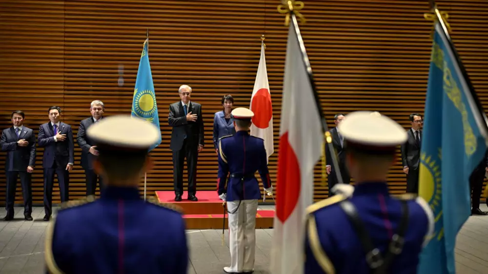 Жапония премьер-министрі Тоқаевты қарсы алды