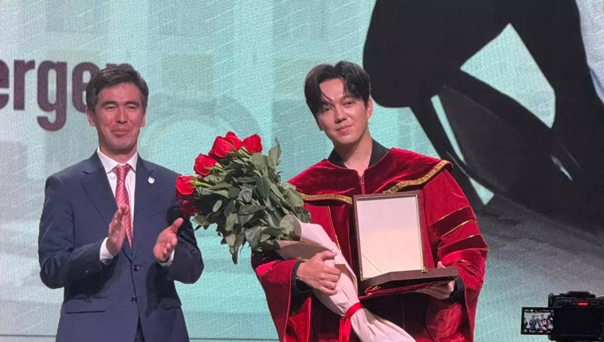 Димаш Кудайберген стал почётным профессором КазНМУ