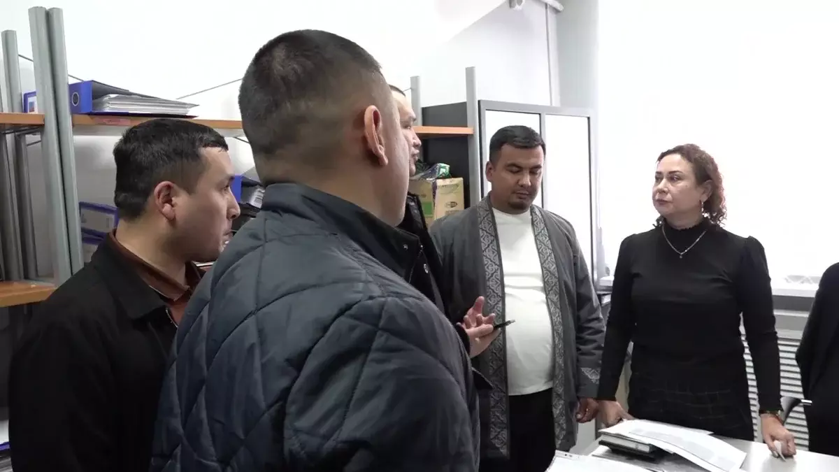 Кешіккен жәрдемақы: Маңғыстауда полиция қызметкерлері банк жұмысына наразы